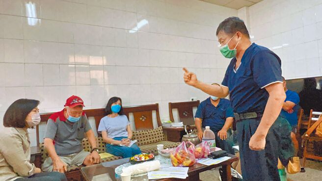 国民党高雄市长参选人柯志恩（左三）27日受大林蒲地区迁村权益促进会理事长黄琨育（站立者）邀请，前往大林蒲了解迁村争议及居民心声。（柯宗纬摄）