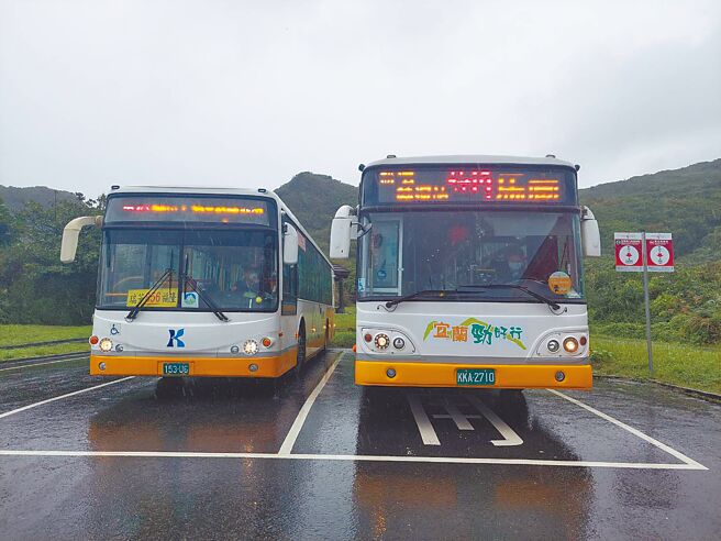 新北推出公車5元走透透，856線（左）在30條路線內。（新北市交通局提供／葉德正新北傳真）