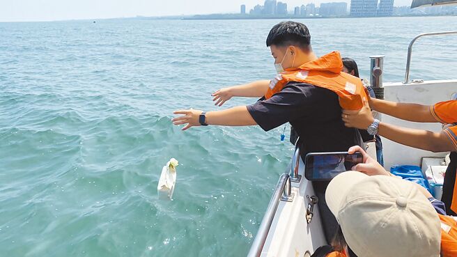 新北市昨日舉行今年第3場聯合海葬，有12位先行者在家屬陪伴下，從八里渡船頭啟航，回歸大海懷抱。（蔡雯如攝）