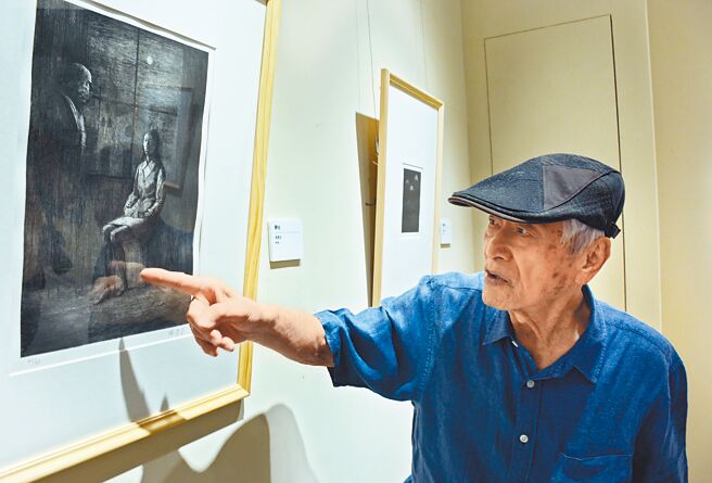 台湾国宝画家陈景容捐出珍藏铜版画作，展现多元技法。（林和生摄）