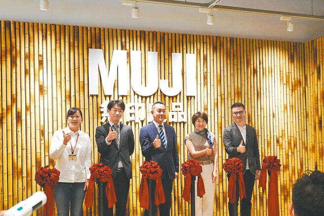 台东首家无印良品27日开幕，台东县长饶庆铃（右二）与无印良品总经理吉田明裕（中）27日出席剪彩。（蔡旻妤摄）
