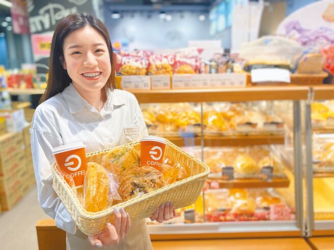 PX Go！全聯線上購推出浪漫七夕限定活動，於分批取購買OFF COFFEE、阪急麵包享指定優惠。（全聯提供）