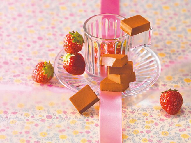 city’super  ROYCE’粉嫩果味系「草莓生巧克力」單盒520元。（city’super提供）