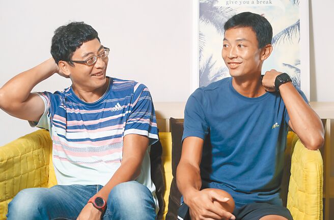 哥哥卢威儒（左）是卢彦勋职网生涯背后的重要力量。（郑任南摄）