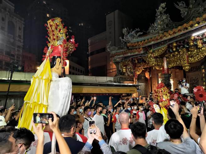 新竹都城隍庙28日于深夜11点举行「福门大开 神鬼启航」开虎门仪式。（新竹市政府提供／王惠慧新竹传真）
