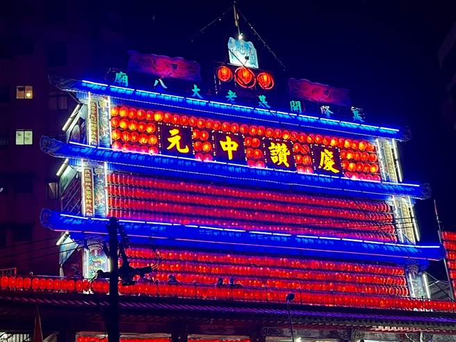 22022壬寅年雞籠中元祭邁入第168年，28日深夜11時30分在基隆開基老大公廟舉行「開燈夜」儀式。（陳彩玲攝）