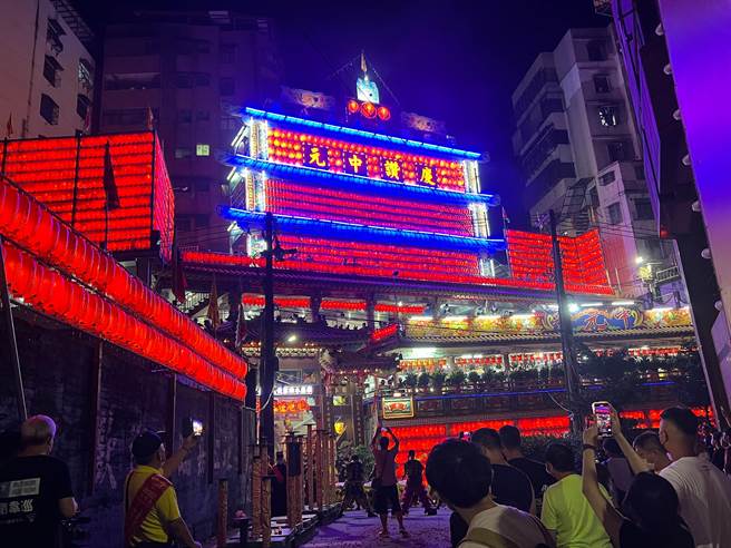 22022壬寅年雞籠中元祭邁入第168年，28日深夜11時30分在基隆開基老大公廟舉行「開燈夜」儀式。（陳彩玲攝）