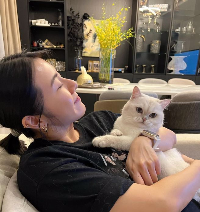 叶安婷向大家报平安的同时，顺势曝光住处的豪奢装潢。(图/叶安婷 IG)