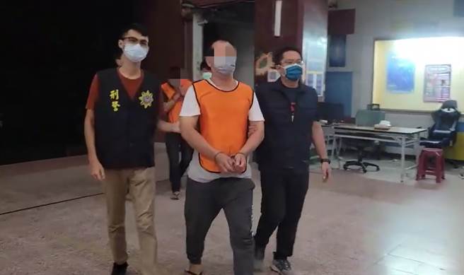 常姓与林姓男子（前后橘衣者）在家囤积价值数百万元的毒品。（高市警局鼓山分局提供／袁庭尧高雄传真）