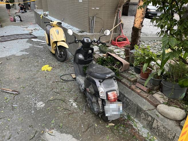 北区一家肉羹店今天清晨气爆，波及周遭7车。（翻摄照片／张亦惠台中传真）