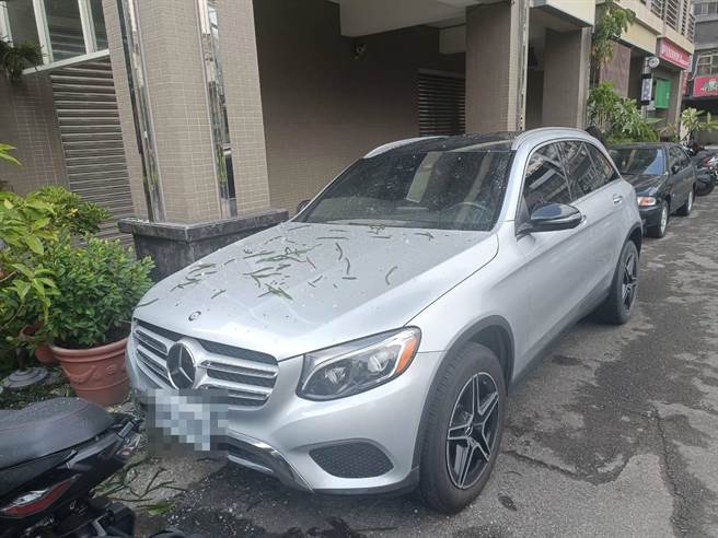 北区一家肉羹店今天清晨气爆，波及周遭7车。（翻摄照片／张亦惠台中传真）