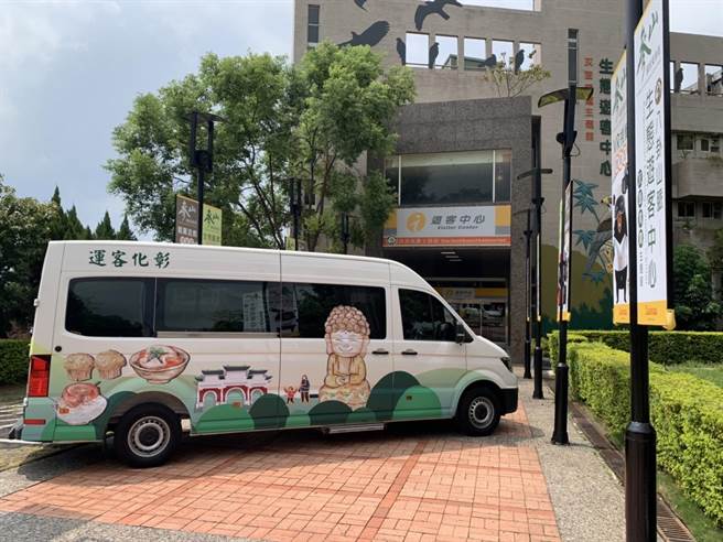 彰化縣【18路】「八卦山大佛線」，新增1輛Q版大佛、在地美食意象的9人座彩繪公車，7月30日正式亮相上路。（彰化縣政府提供／吳敏菁彰化傳真）