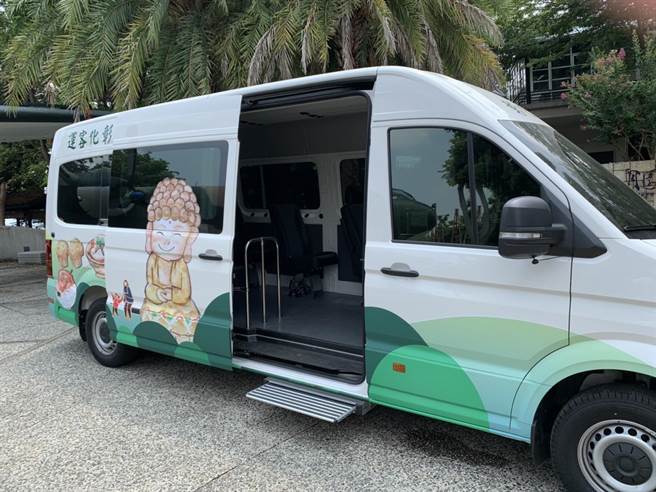 彰化縣【18路】「八卦山大佛線」，新增1輛Q版大佛、在地美食意象的9人座彩繪公車，7月30日正式亮相上路。（彰化縣政府提供／吳敏菁彰化傳真）