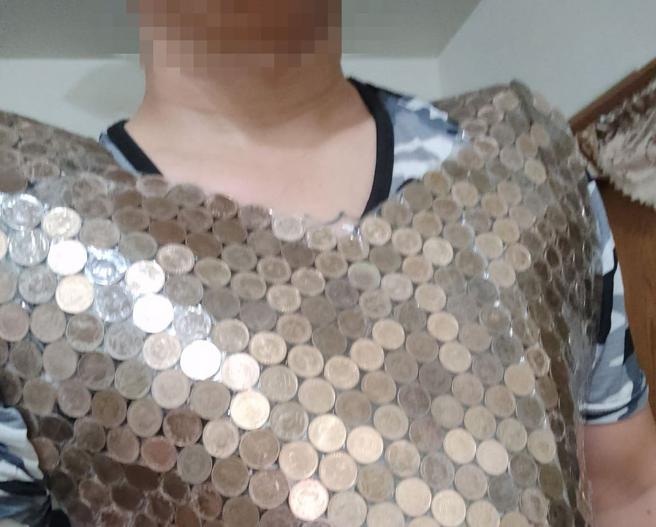 一块钱打造的「防弹衣」超有才。(图/翻摄「爆废公社公开版」)
