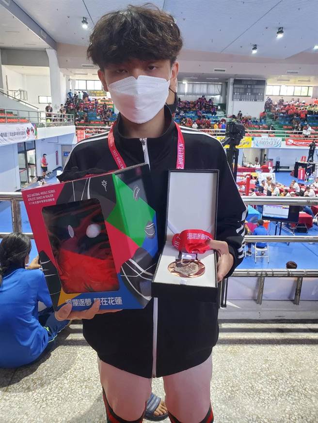 国立基隆高中陈昱辰只练拳击7个月，便在今年的全中运夺得铜牌。（国立基中提供／张志康基隆传真）
