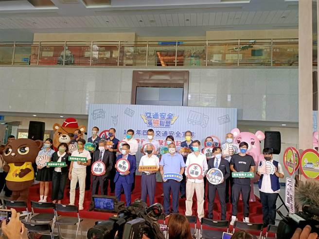 交通部與內政部今（29）日共同舉行「交通安全英熊聯盟111年四季交通安全宣導案-第3季安全駕駛宣導記者會」(簡立欣攝)
