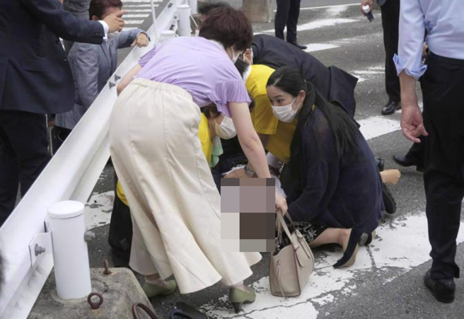 安倍中枪后，现场医护人员进行急救。（路透）