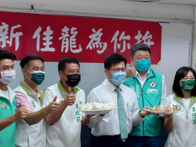 新北市議會民進黨團送上包子與肉粽祝林佳龍包中。（陳慰慈攝）