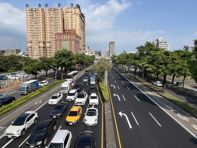 臺湾大道文心路至朝富路快车道道路烫平工程已于7月20日顺利完成。（图／臺中市政府供）