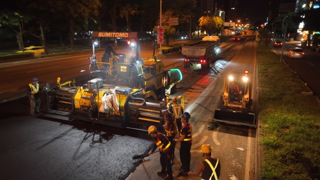 工班人员努力施工，市府人员也于夜间至现场督导。（图／臺中市政府提供）