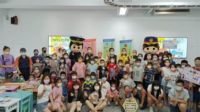 桃园市大园警分局启动青春专案活动，现场孩童与家长反应热烈，直呼明年还要来。（翻摄画面／蔡明亘桃园传真）