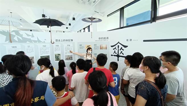 大园警分局邀请辖内孩童到国巨洋伞文创园区参观，学习制伞起源与歷史沿革。（翻摄画面／蔡明亘桃园传真）
