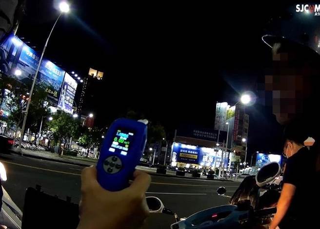 施男稱沒有飲酒，又說有喝一點點，說詞反覆不定，員警實施酒測，發現酒測值為0，戳破施男的謊言。高市苓雅分局提供／楊舒婷高雄傳真