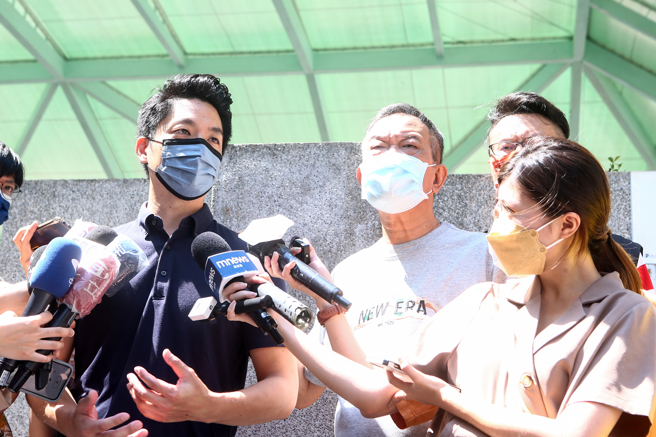 民進黨台北市長參選人陳時中競選口號挨批抄襲國民黨台北市長蔣萬安「台北隊」。陳昨說，擔心蔣也說他過往防疫政策也抄蔣。蔣競辦發言人黃子哲說，蔣萬安過往確實率先提出紓困振興條例草案立法，以篩代隔、以篩代PCR主張。（鄧博仁攝）