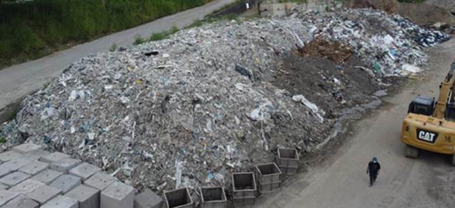 现场遭丢弃的废弃物，堆置约1000包装有事业废弃物之太空包及4座废弃物山丘，覆盖面积达1万5000平方公尺，规模惊人。（保七总队第三大队提供／张妍溱台中传真）