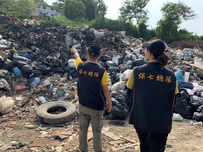 保七总队第三大队员警前往现场稽查，发现因天气炎热发出阵阵恶臭，令人作呕。（保七总队第三大队提供／张妍溱台中传真）