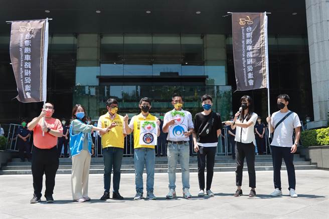 台灣機車路權促進會赴交通部前踢館痛批「交通安全英熊聯盟」是交通部和內政部作秀(謝家瑀攝)