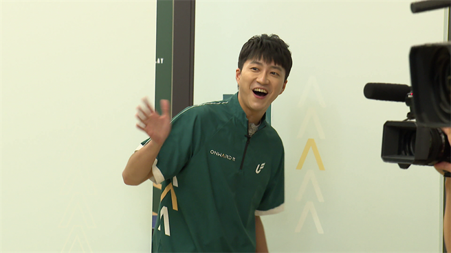 《综艺3国智》到江宏杰开设的桌球馆进行校外教学。（台视提供）