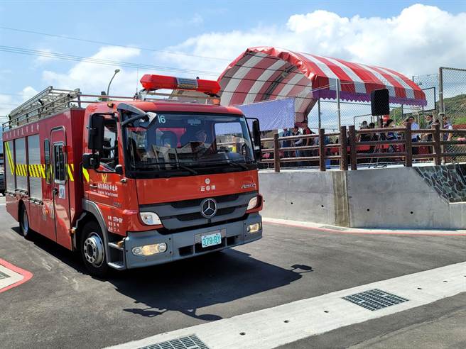 新北市消防局也在現場，展現聯外道路開闢後的機動性，當地市民欣喜不已。（新北市民政局提供／張志康基隆傳真）