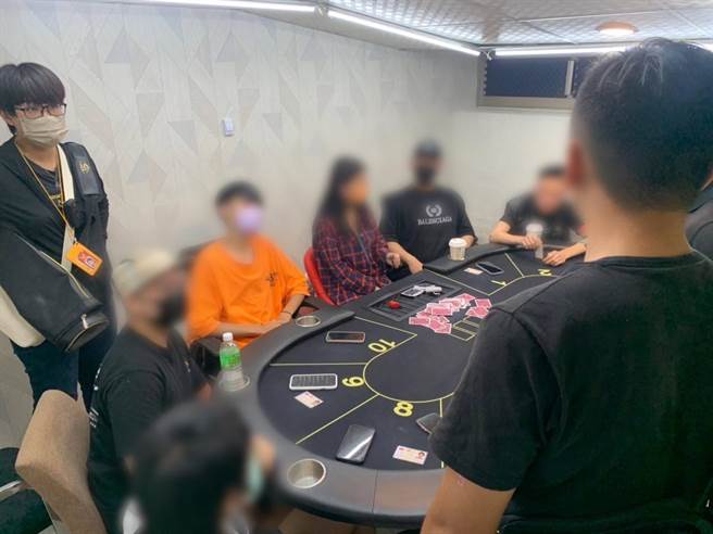 警方破获藏身西门町的德扑赌场。（警方提供）