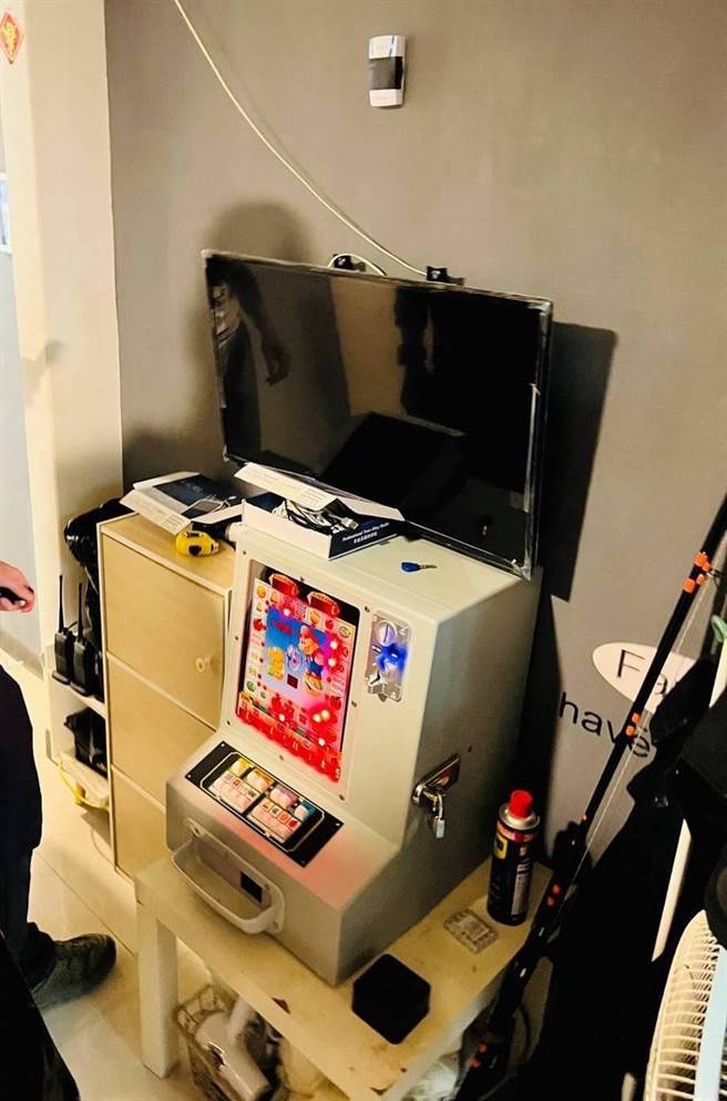 现场还有怀旧型「小玛莉」机台。（警方提供）