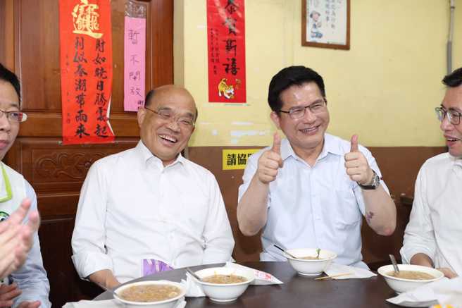 林佳龙和行政院长 苏贞昌、民进党新北市立委和多位议员、议员参选人到约板桥老字号美食「油库口麵线」用餐。(取自林佳龙脸书)