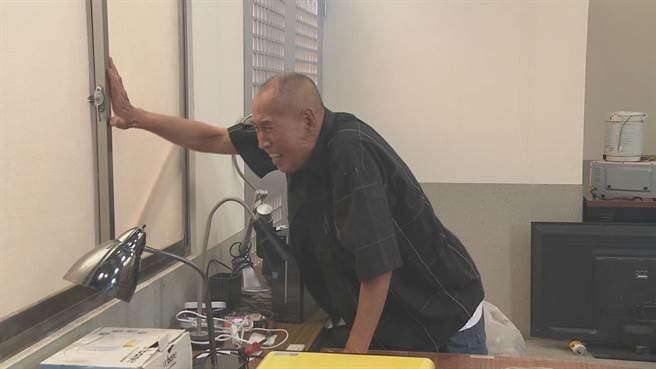 73岁的张柏舟，面对火灾大场面喊「安心！」。（民视提供）