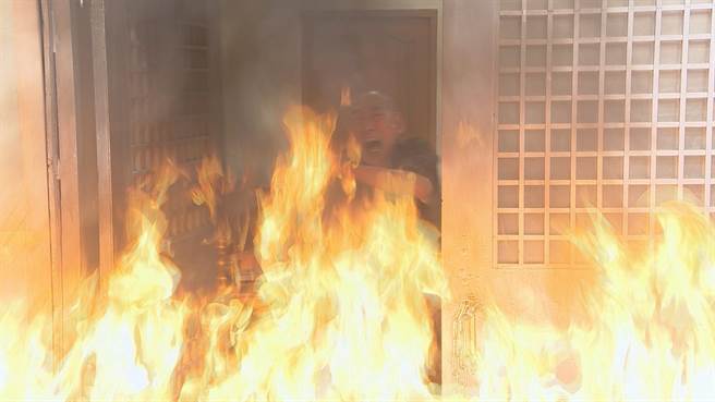 张柏舟八点檔2度遇火，场面惊险。（民视提供）
