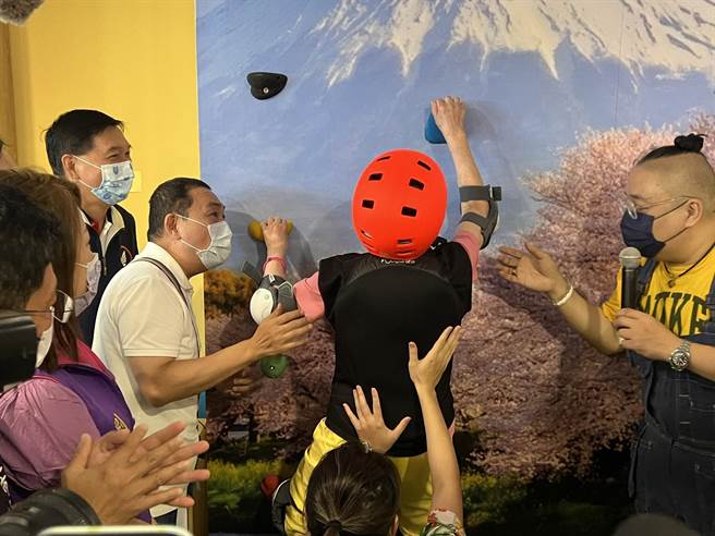 侯友宜协助长者攀岩復健。（王扬杰摄）