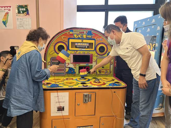 侯友宜和长者合作玩打地鼠，训练手眼协调。（王扬杰摄）