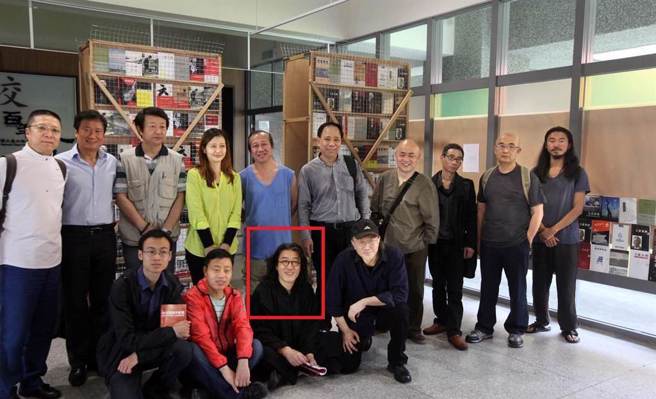 大陆流亡诗人贝岭（红框处）现定居于乌来，图为他2015年参与台北国际作家周合照。（资料照）