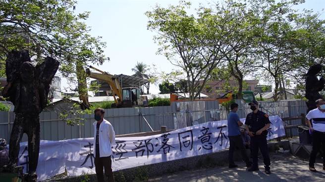 台東民間建設公司要在台東市郊的石山部落興建預售屋，卻要求覆蓋灌溉溝渠，引發部落居民掛白布條抗議。（蔡旻妤攝）