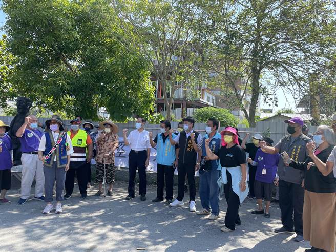 台東民間建設公司要在台東市郊的石山部落興建預售屋，卻要求覆蓋灌溉溝渠，引發部落居民掛白布條抗議。（蔡旻妤攝）