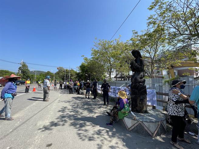 台東民間建設公司要在台東市郊的石山部落興建預售屋，卻要求覆蓋灌溉溝渠，引發部落居民掛白布條抗議。（蔡旻妤攝）