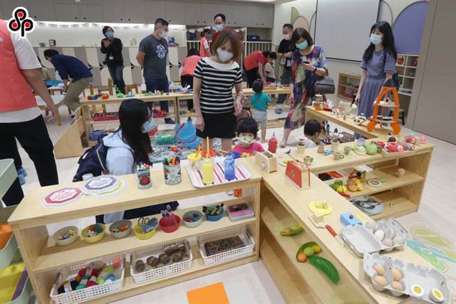 性别工作平等法中早就规定「雇用受雇者100人以上雇主，应提供『托儿设施或适当之托儿措施』」，但因未有罚则、导致难以落实。（报系资料照）