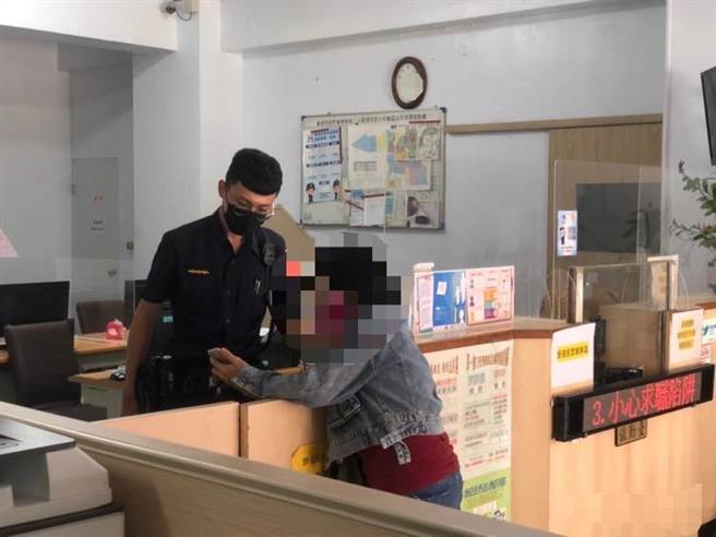 陈姓妇人手机收到防疫纾困补助申请陌生连结，急忙到派出所求证警方，遭警阻止匯款。（读者提供／程炳璋台南传真）
