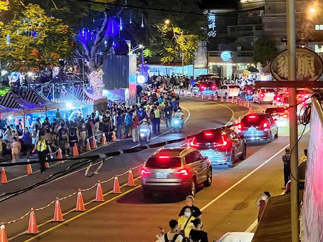 鲤鱼潭商圈「红面鸭」活动逢十周年，今年加入光雕、雷射等元素，会场周边满满人车。（花莲县府观光旅游处提供／王志伟花莲传真）