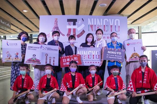 新北市立莺歌陶瓷博物馆近期与日本国际交流基金会、日本台湾交流协会合作，推出「人形NINGYO：日本人形的艺术与美」展览，即日起至9月4日止在陶博馆馆B1陶艺长廊展出。（蔡雯如摄）