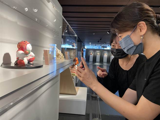 新北市立莺歌陶瓷博物馆近期与日本国际交流基金会、日本台湾交流协会合作，推出「人形NINGYO：日本人形的艺术与美」展览，即日起至9月4日止在陶博馆馆B1陶艺长廊展出。（蔡雯如摄）