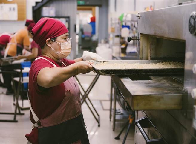 台中南屯百年糕点行「林金生香」制饼过程。（林金生香、川彡志作提供）